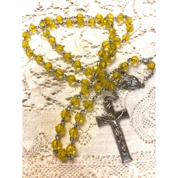 Vintage Yellow Rosary Plastic Faceted  Silver tone Catholic - Picture 4 of 4
